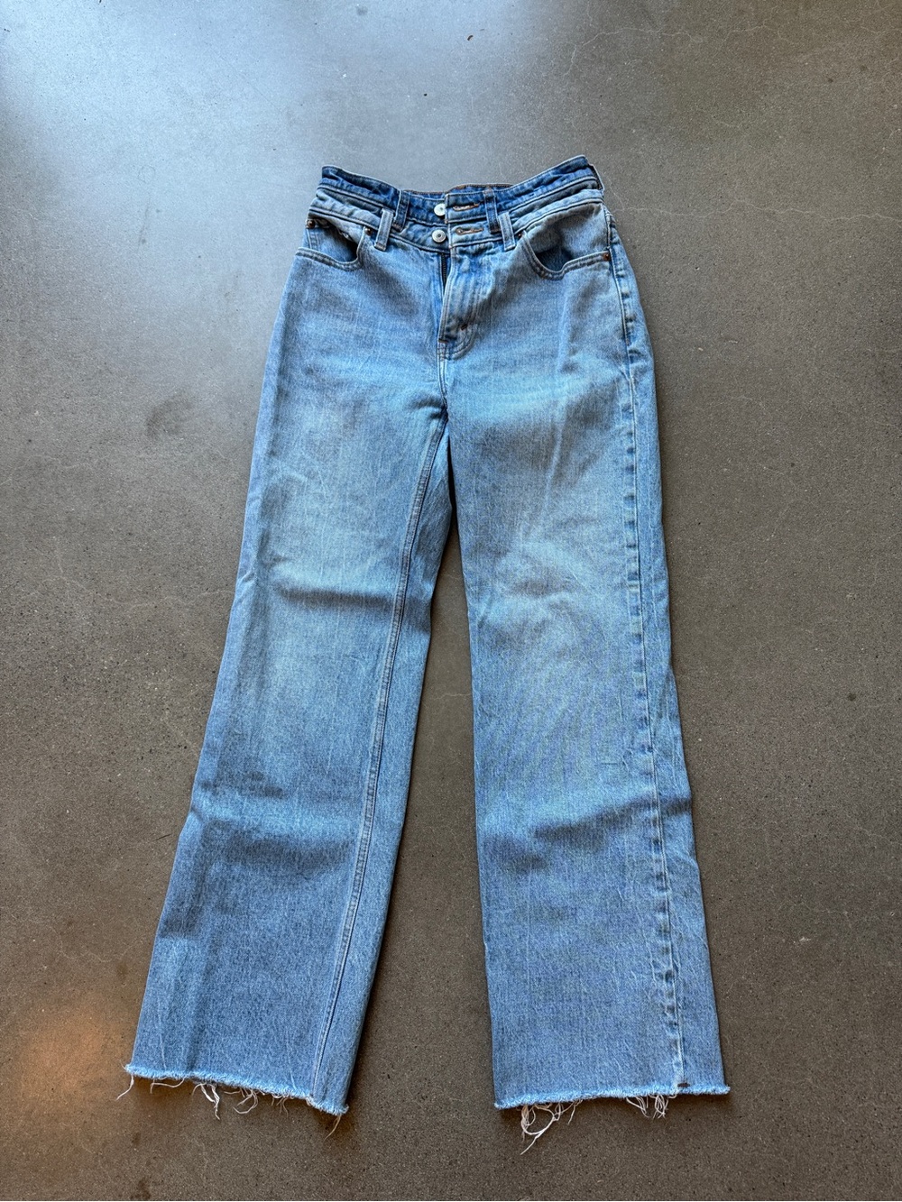 Abercrombie & Fitch The 90s Relaxed Jean High Rise Curve Love
